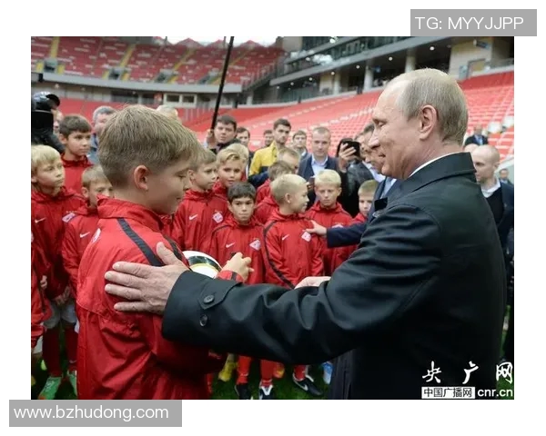 普京与足球明星互动视频引发热议球迷纷纷讨论背后真相 普京与足球明星互动视频引发热议球迷纷纷讨论背后真相